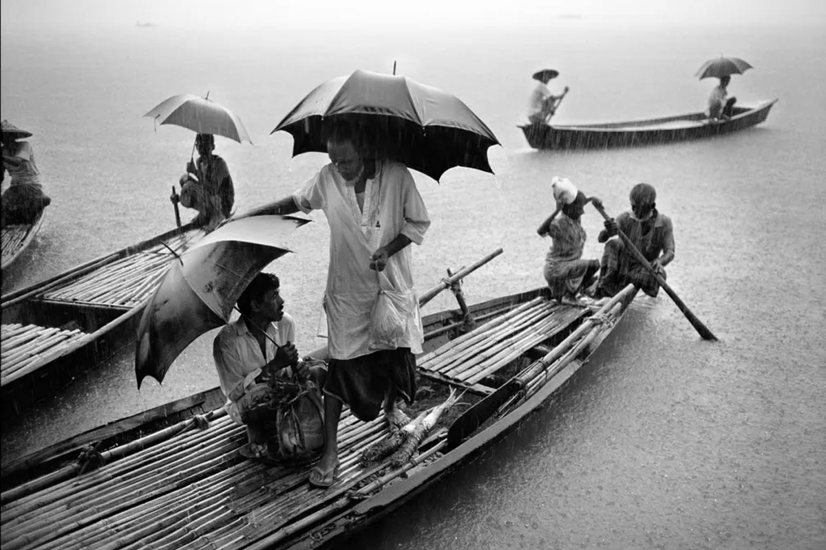 Ian Berry. Bangladesh, 2000