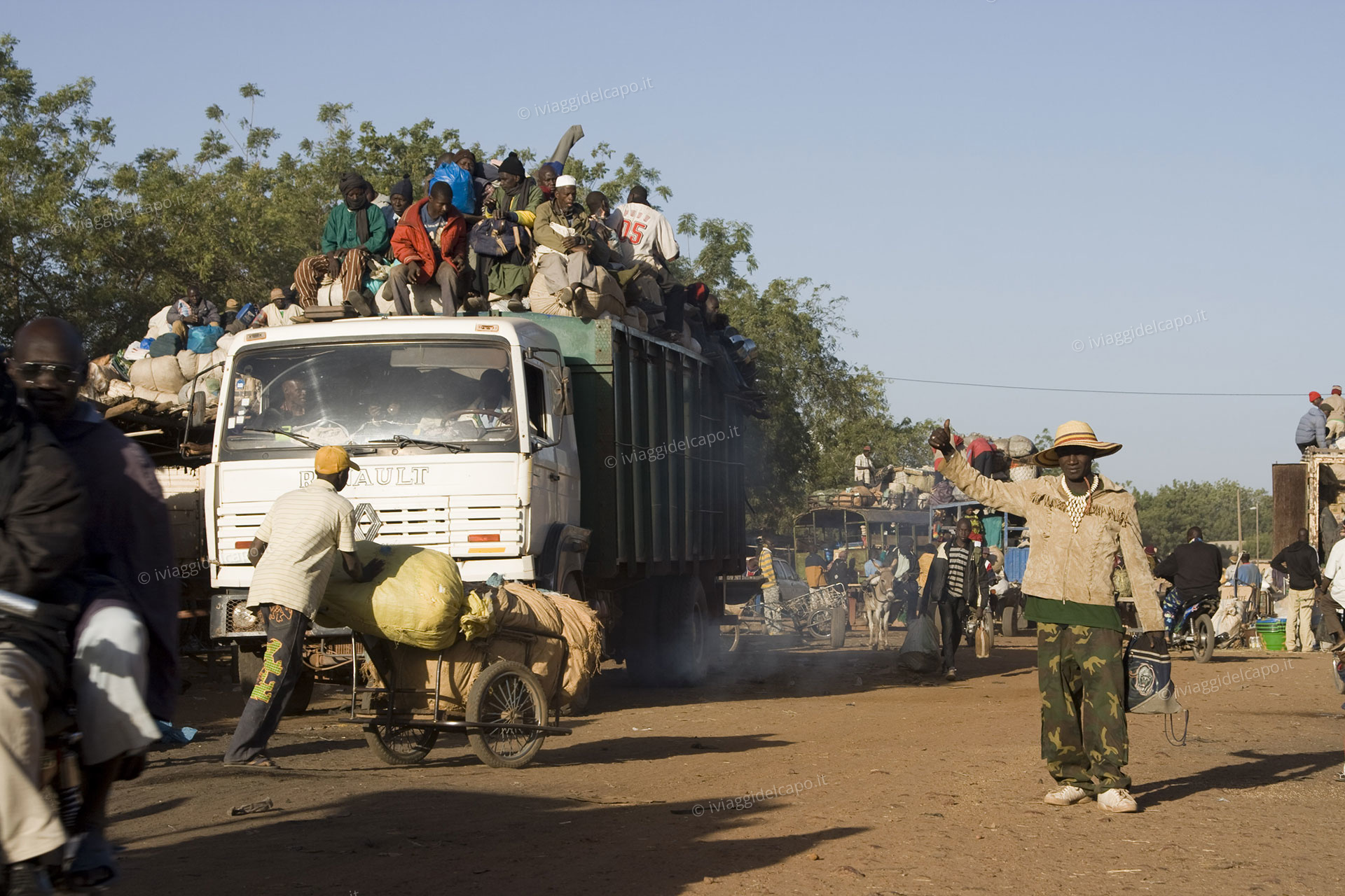 Gennaio 2011. Bus e camion pieni di merci e migranti
