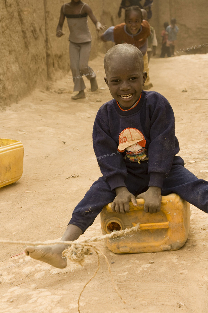 I ragazzini giocano lungo i vicoli di Djenné